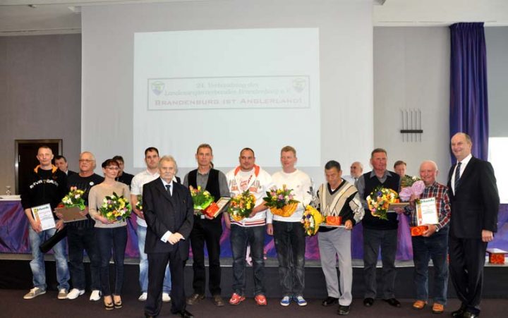 Eberhard Weichenhan (vorn) mit Dietmar Woidke (rechts) und den Märkischen Anglerkönigen 2013.