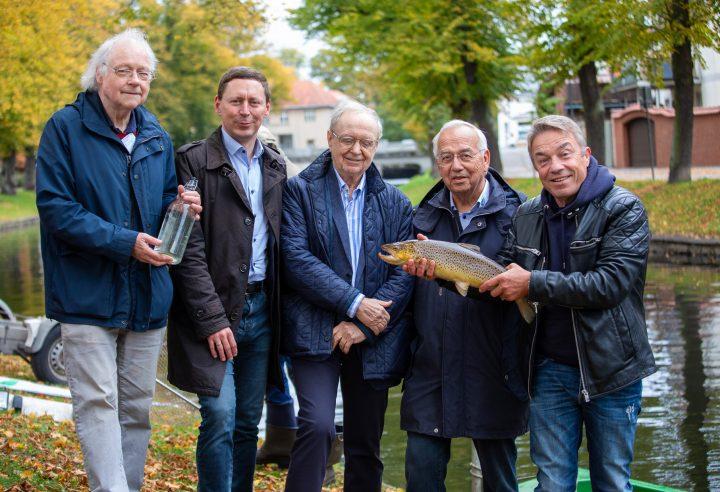 Abschlussveranstaltung "Flusslandschaft der Jahre" 2024/25. Vertreter der Flusslandschaft der Jahre bei der Abschlussveranstaltung in Perleberg mit der Wasserentnahme für die neue Flusslandschaft und einer elektrisch abgefischten Meerforelle aus der Stepenitz. (v.l.n.r. Dr. Joachim Nibbe (Bundesvorstandsmitglied NaturFreunde Deutschlands), Axel Schmidt (Bürgermeister Perleberg), Michael Müller (Bundesvorsitzender NaturFreunde Deutschlands), Klaus-Dieter Mau (Präsident DAFV), Günter Baaske (Präsident LAVB).