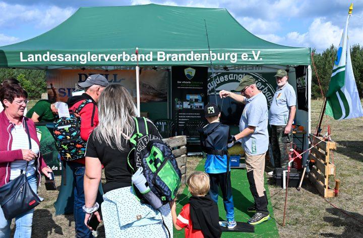 Landesanglerverband beim 21. Brandenburger Dorf- und Erntefest